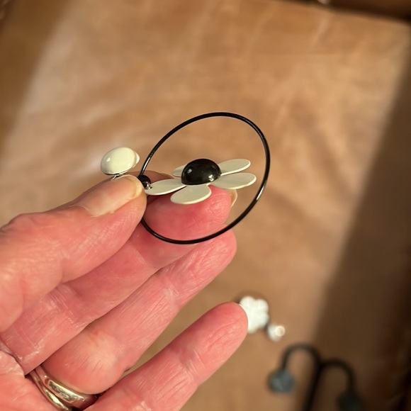 Black and White Metal Mod Retro Daisy Dangle Post & Clutch Earrings - Picture 13 of 13